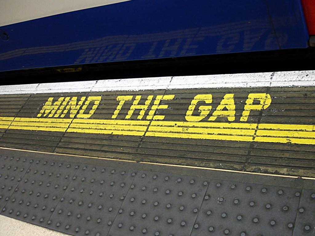 Tradicional aviso "Mind the Gap" na estação de metrô Waterloo, em Londres