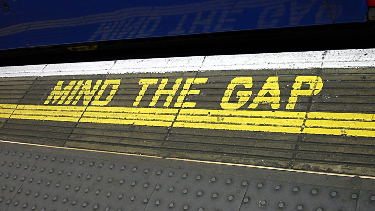 Tradicional aviso "Mind the Gap" na estação de metrô Waterloo, em Londres