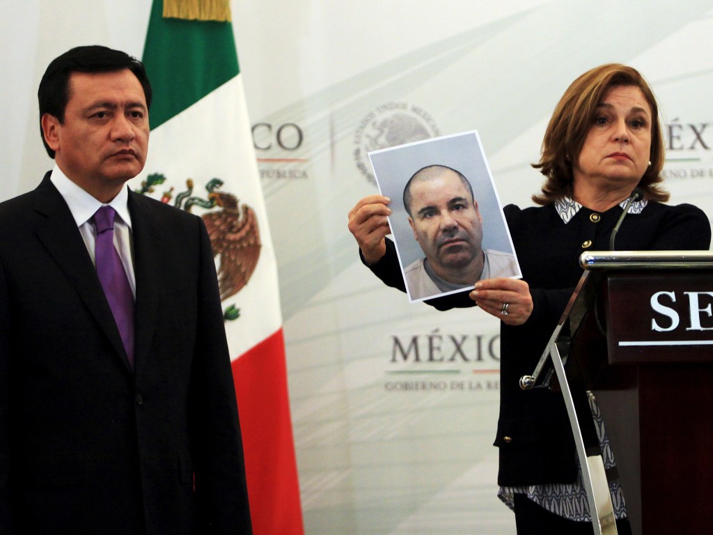 A procuradora-geral do México Arely Gomez mostra um retrato do traficante Joaquin 'El Chapo "Guzman, durante entrevista coletiva ao lado do ministro do Interior Miguel Angel Osorio Chong na Cidade do México - 14/07/2015