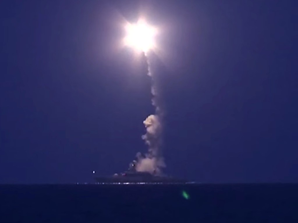 Navios russos no Mar Cáspio, lançam mísseis de longa distância contra alvos do EI na Síria - 07/10/2015
