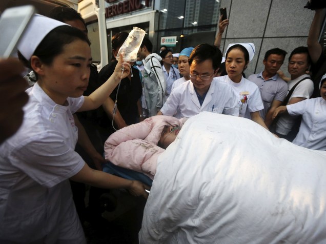Marinheiro ferido é levado às pressas para um hospital em Jingzhou, na província de Hubei, após naufrágio no rio Yang Tsé, na China - 02/06/2015
