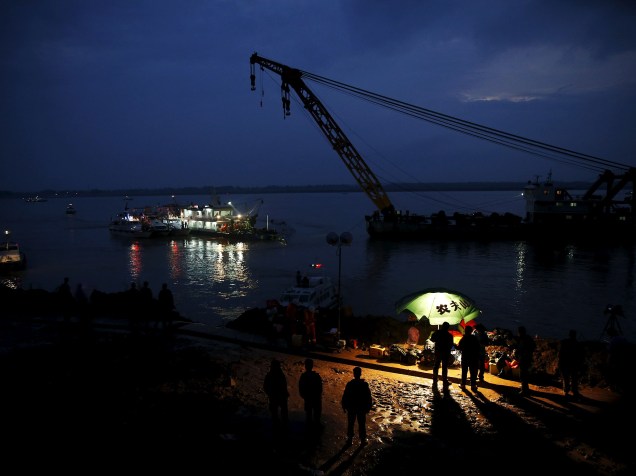 Equipes de resgate trabalham em torno do navio naufragado no rio Yang Tsé, na província de Hubei, na China - 02/06/2015