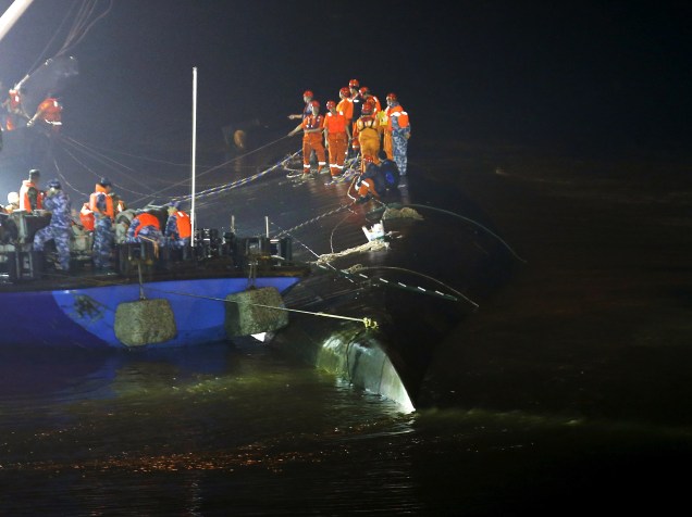 Equipes de resgate trabalham em torno do navio naufragado no rio Yang Tsé, na província de Hubei, na China - 02/06/2015
