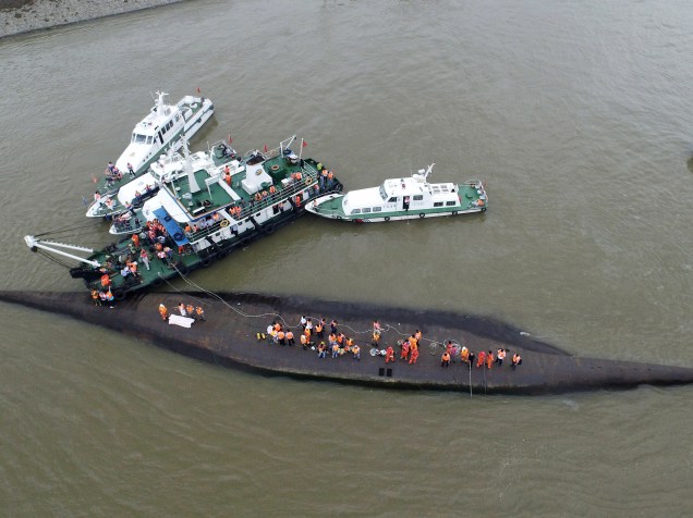 Navio naufraga no rio Yang Tsé, na China - 02/06/2015