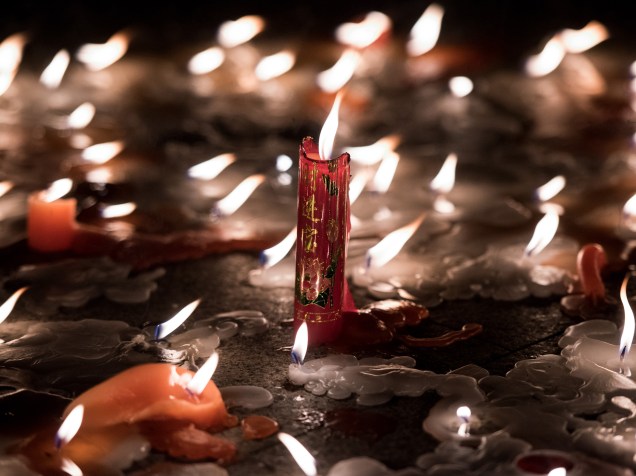 Velas queimam durante vigília em homenagem às vítimas do naufrágio, na província de Hubei, China