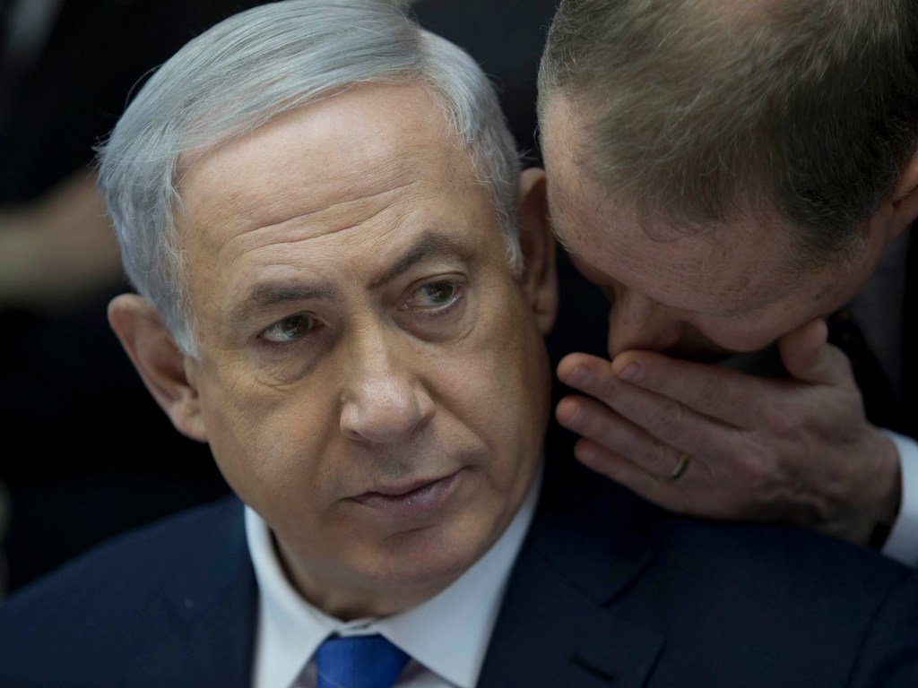 O primeiro-ministro israelense, Benjamin Netanyahu conversa com seu porta-voz Boaz Stambler durante reunião semanal de gabinete, em Jerusalém