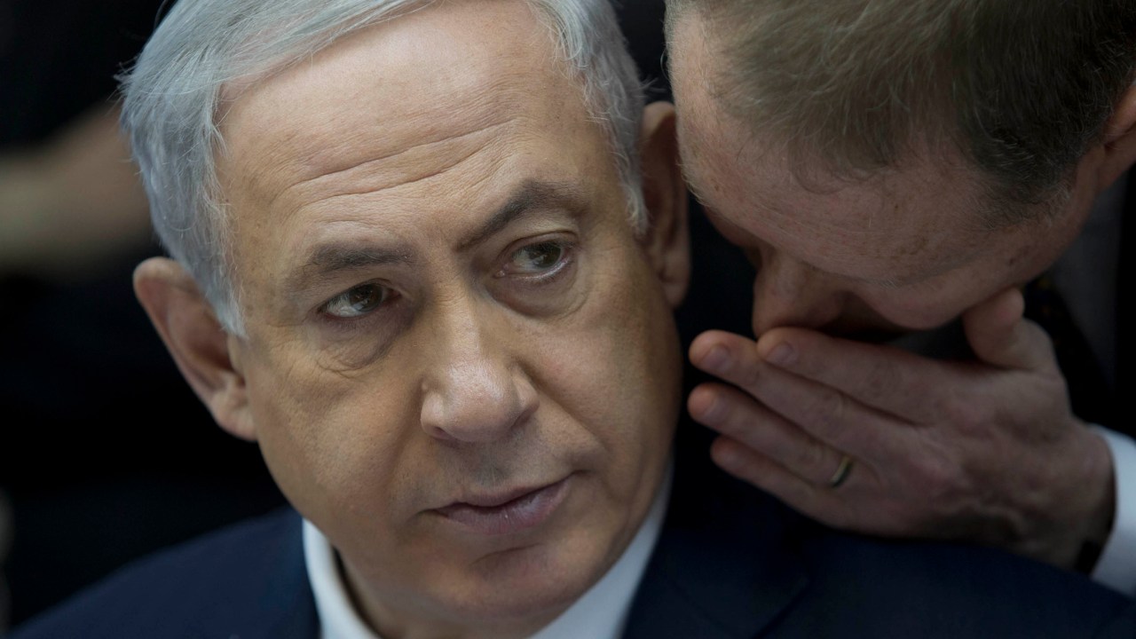 O primeiro-ministro israelense, Benjamin Netanyahu conversa com seu porta-voz Boaz Stambler durante reunião semanal de gabinete, em Jerusalém