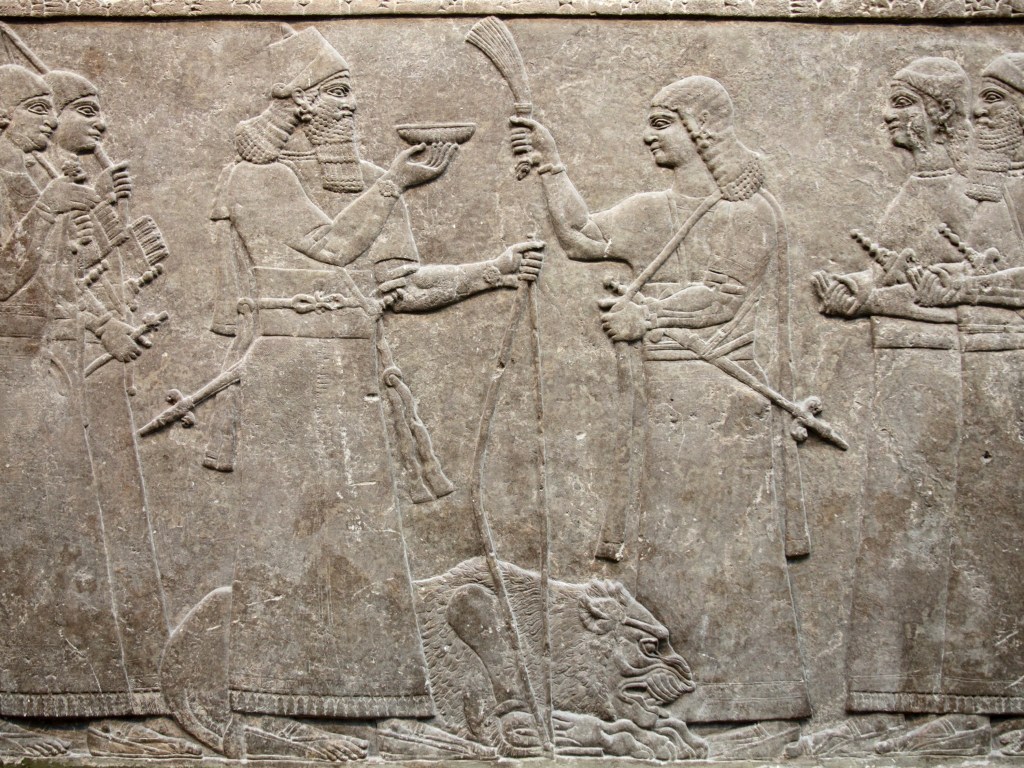 Relevo antigo Assírio 865-860 a.C de Nimrud que mostra o rei Ashurnasirpal acompanhado por seus cortesãos oferecendo um leão em sacrifício
