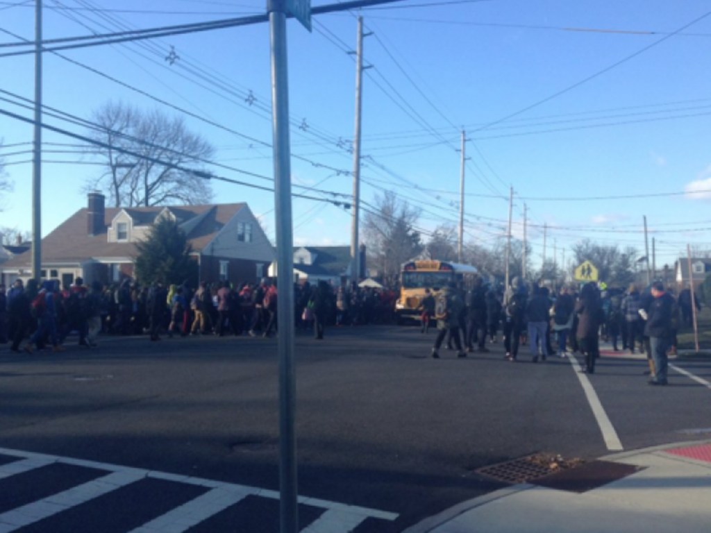 Escola é evacuada após ameaça de bomba em Nova Jersey, nos Estados Unidos