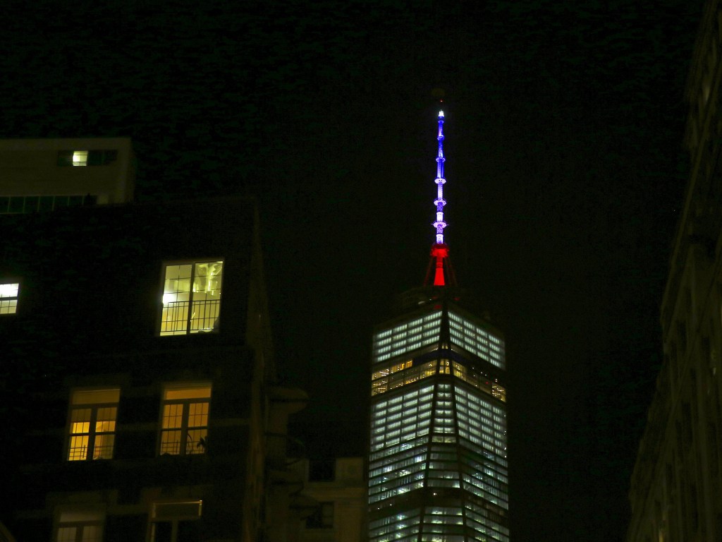 One World Trade Center em Nova York é iluminado nas cores azul, branco e vermelho da bandeira francesa em honra das vítimas dos atentados em Paris - 13/11/2015