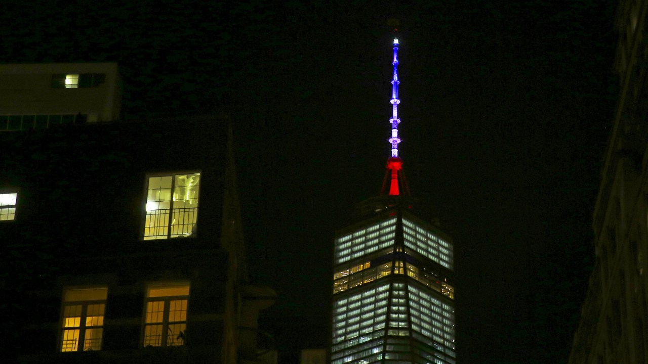 One World Trade Center em Nova York é iluminado nas cores azul, branco e vermelho da bandeira francesa em honra das vítimas dos atentados em Paris - 13/11/2015