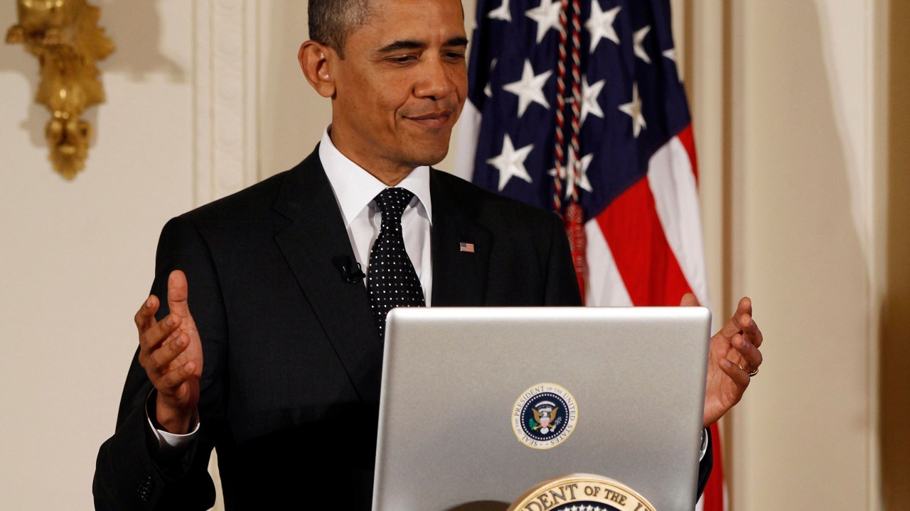 Presidente dos Estados Unidos, Barack Obama reage depois postar seu primeiro tweet em 2011, no Salão Leste da Casa Branca em Washington