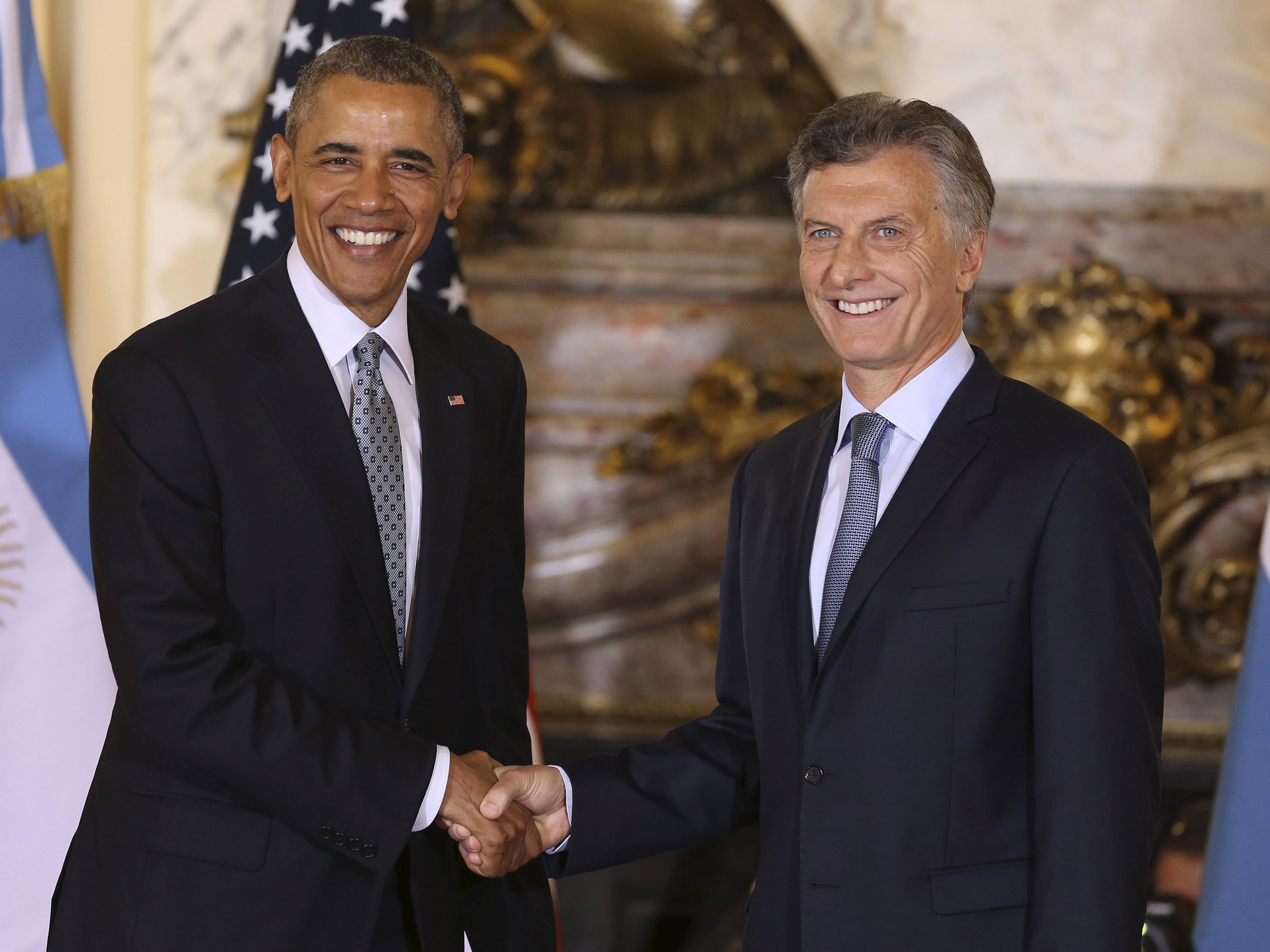 O presidente da Argentina, Mauricio Macri, cumprimenta o presidente dos Estados Unidos, Barack Obama, durante encontro na Casa Rosada, em Buenos Aires - 23/03/2016
