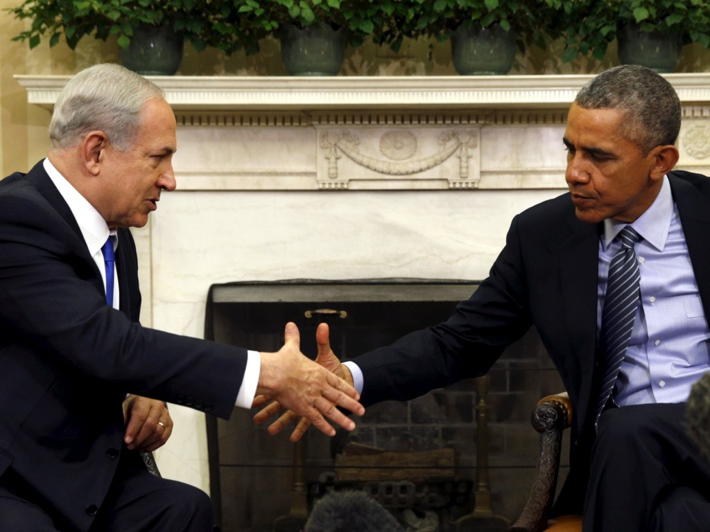 O presidente dos Estados Unidos, Barack Obama, e o primeiro-ministro de Israel, Benjamin Netanyahu se cumprimentam durante encontro no Salão Oval da Casa Branca, em Washington - 09/11/2015