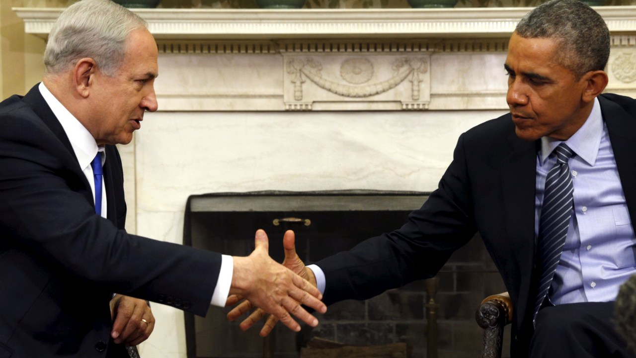 O presidente dos Estados Unidos, Barack Obama, e o primeiro-ministro de Israel, Benjamin Netanyahu se cumprimentam durante encontro no Salão Oval da Casa Branca, em Washington - 09/11/2015