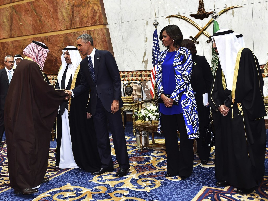 Ao lado de Michelle Obama, Barack Obama cumprimenta o novo rei da Arábia Saudita, Salman bin Abdulaziz al Saud