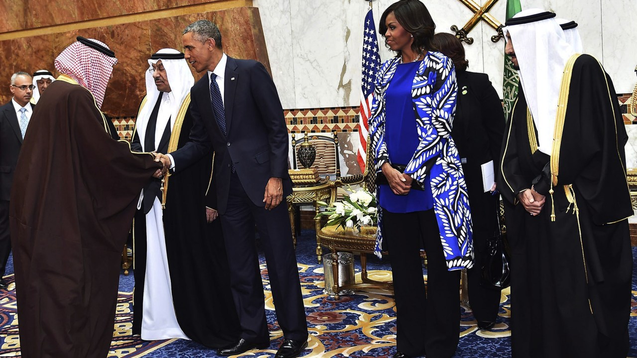 Ao lado de Michelle Obama, Barack Obama cumprimenta o novo rei da Arábia Saudita, Salman bin Abdulaziz al Saud