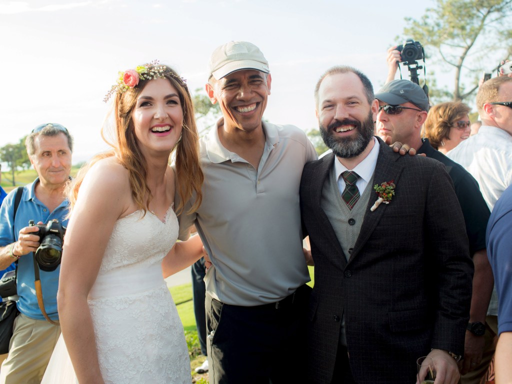 O casal Stephanie Mirkin e Brian Tobe foi surpreendido com a presença do presidente Barack Obama durante seu casamento em La Jolla, Califórnia. Obama terminava uma partida de golfe nas proximidades do local da cerimônia e posou para fotos com os noivos. Foto tirada dia 11 de outubro