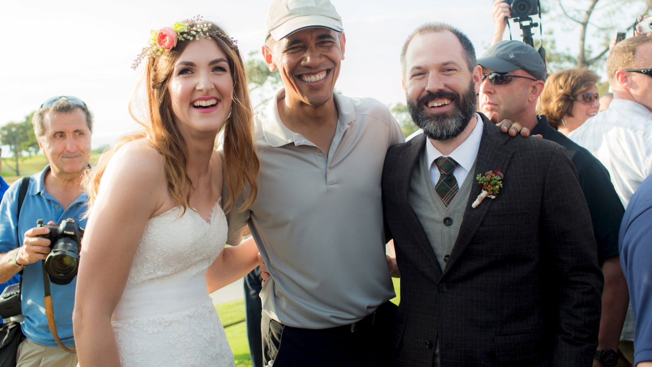 O casal Stephanie Mirkin e Brian Tobe foi surpreendido com a presença do presidente Barack Obama durante seu casamento em La Jolla, Califórnia. Obama terminava uma partida de golfe nas proximidades do local da cerimônia e posou para fotos com os noivos. Foto tirada dia 11 de outubro