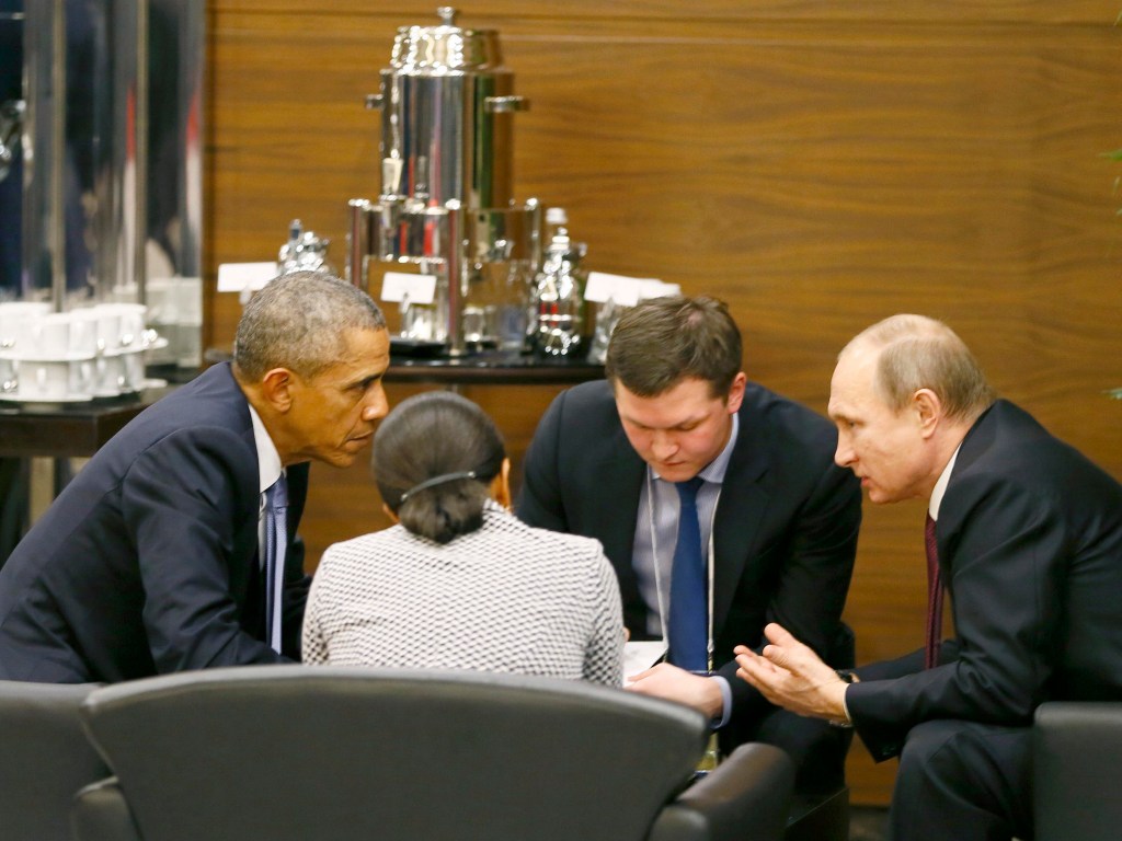 Presidente dos Estados Unidos, Barack Obama fala com o presidente russo Vladimir Putin antes da sessão de abertura do G20 em Antalya, na Turquia - 15/11/2015