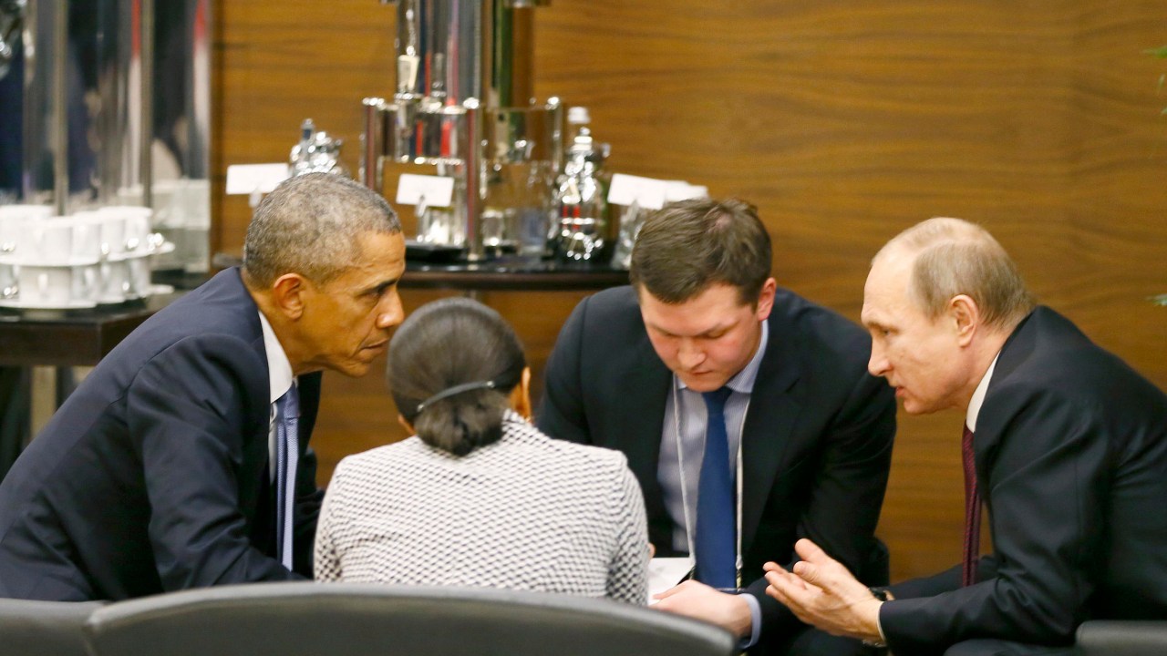 Presidente dos Estados Unidos, Barack Obama fala com o presidente russo Vladimir Putin antes da sessão de abertura do G20 em Antalya, na Turquia - 15/11/2015