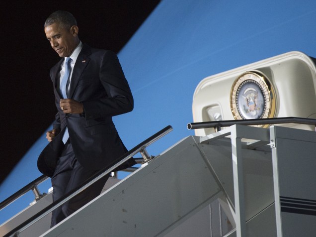 O presidente dos Estados Unidos, Barack Obama, desembarca do Air Force One em sua chegada ao Aeroporto Internacional Kenyatta, em Nairóbi, no Quênia - 24/07/2015