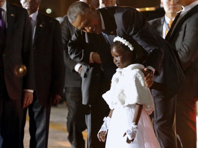 O presidente dos Estados Unidos, Barack Obama, abraça uma criança em sua chegada ao Aeroporto Internacional Kenyatta, em Nairóbi, no Quênia - 24/07/2015