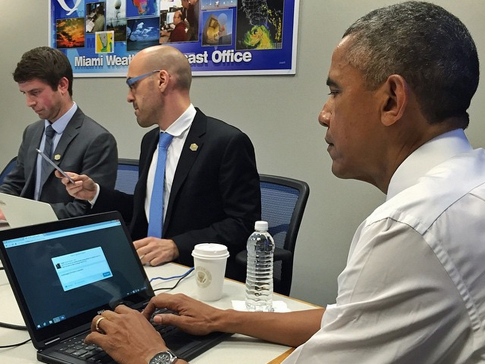 O presidente dos Estados Unidos Barack Obama fotografado enquanto usa o twitter