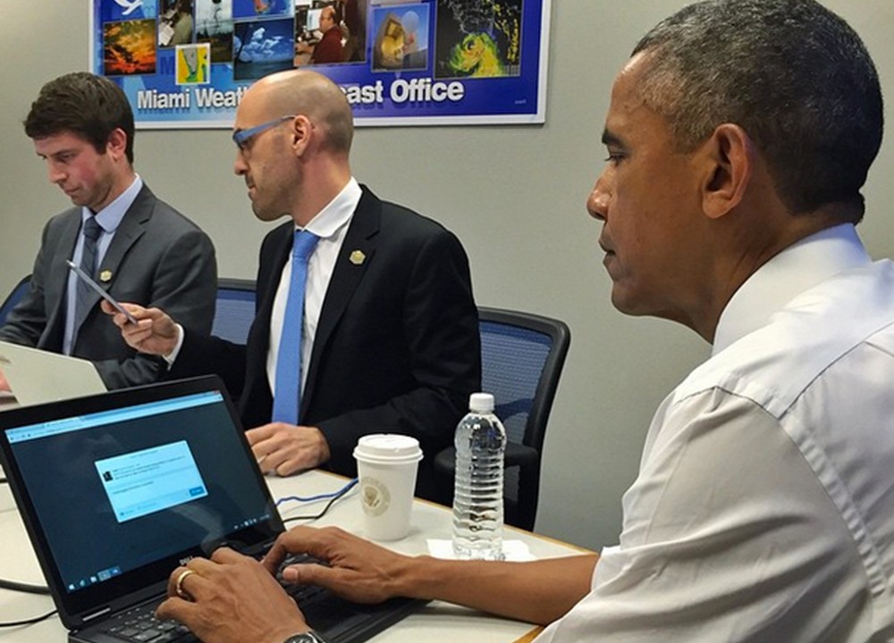 O presidente dos Estados Unidos Barack Obama fotografado enquanto usa o twitter