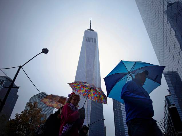 Pedestres caminham em frente ao One World Trade Center, reinaugurado após treze anos do atentado terrorista de 11 de setembro - 01/11/2014