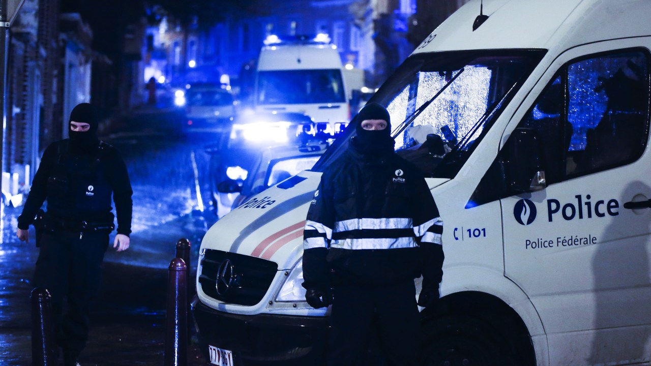 Polícia anti-motim guarda as entradas de uma rua fechada durante uma operação anti-terrorista na cidade de Verviers, localizada na província de Liège, na Bélgica. Duas pessoas morreram e uma terceira ficou ferido na ação policial contra um suposto grupo terrorista - 15/01/2015
