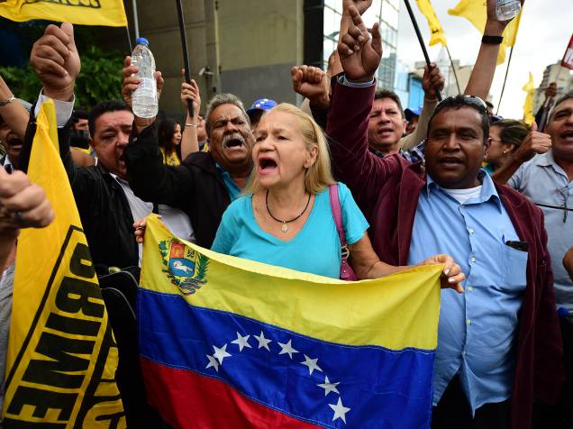 Grupo faz manifestação em apoio aos deputados oposicionistas do lado de fora da Assembleia Nacional em Caracas, na Venezuela - 05/01/2016