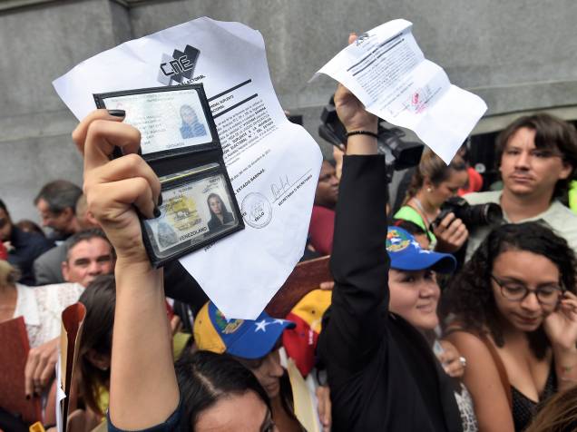 Grupo de deputados da oposição venezuelana chegam para a cerimônia de posse no parlamento em Caracas - 05/01/2016