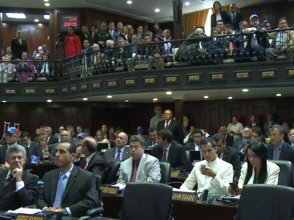 Deputados venezuelanos tomam posse na Assembleia Nacional em Caracas