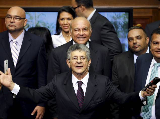 Henry Ramos Allup (centro), deputado da coligação dos partidos da oposição venezuelana (MUD), antes do início da sessão na Assembleia Nacional, em Caracas - 05/01/2016