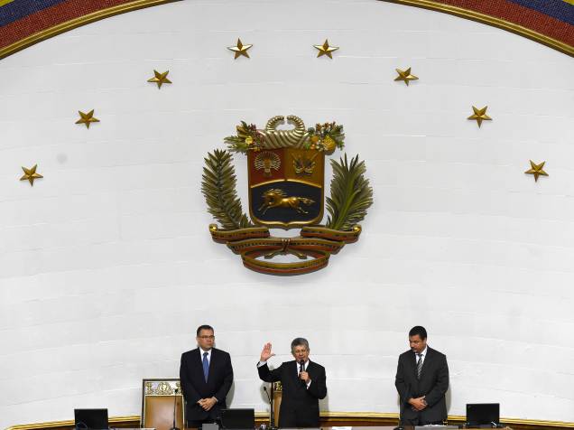 O novo presidente do Parlamento venezuelano, Henry Ramos Allup (centro), ladeado pelo primeiro vice-presidente Enrique Marquez (à esq.) e segundo vice-presidente Simon Calzadilla durante cerimônia de posse em Caracas - 05/01/2016