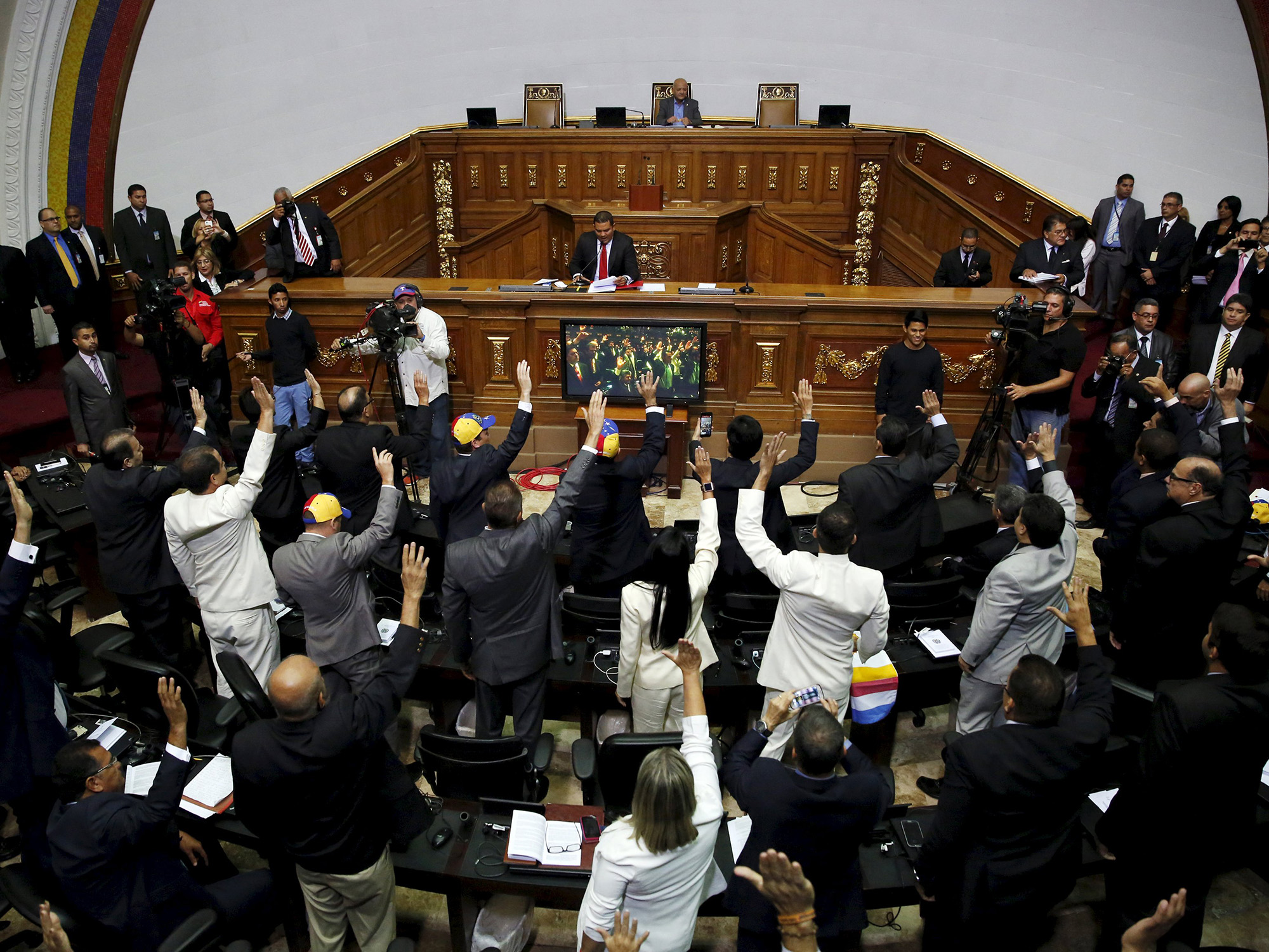 Deputados venezuelanos tomam posse na Assembleia Nacional em Caracas