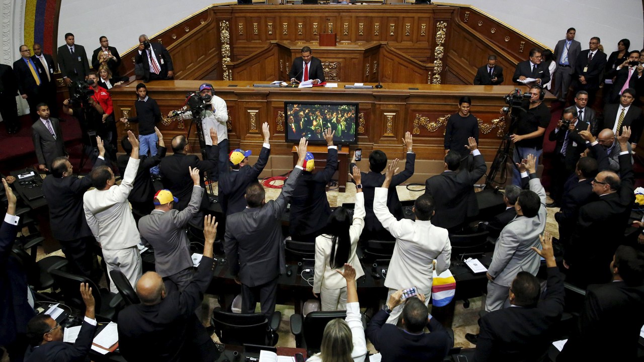 Deputados venezuelanos tomam posse na Assembleia Nacional em Caracas