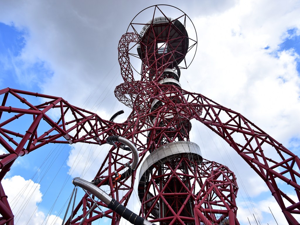 Maior escorregador do mundo é construído em Londres