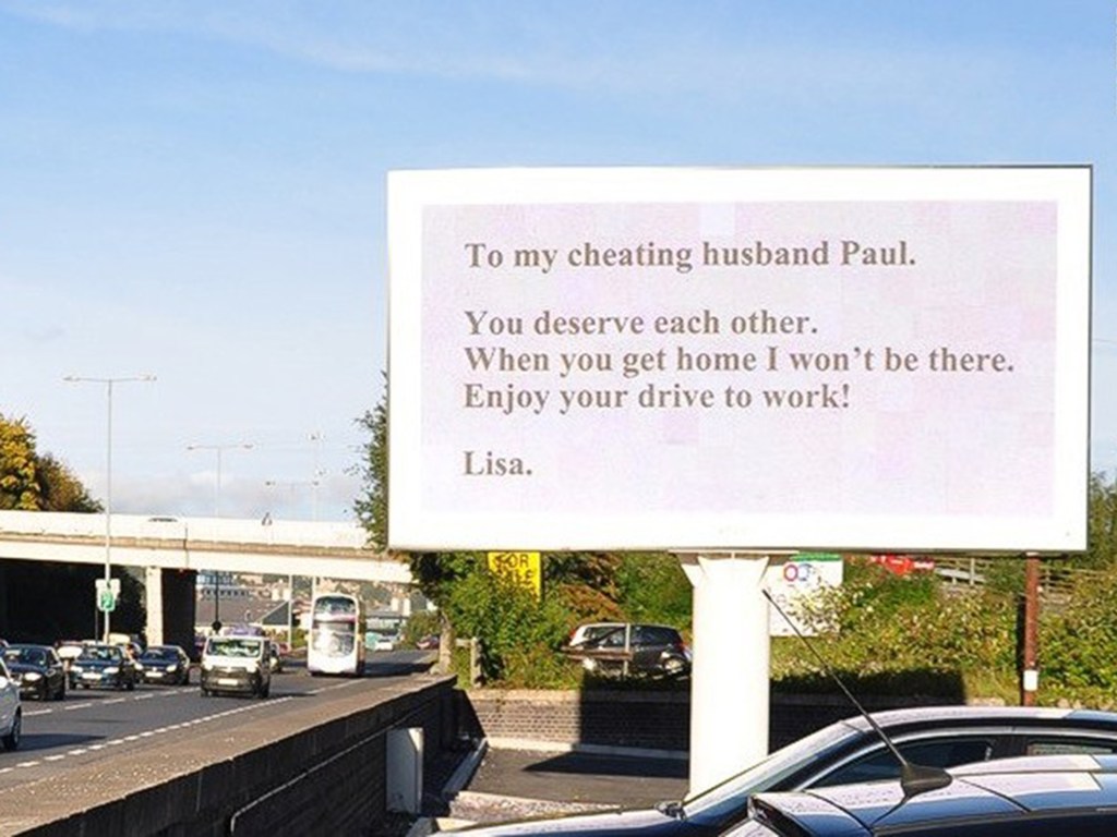 Mensagem de uma mulher traída para seu marido foi colocada em um painel eletrônico de uma estrada movimentada da cidade de Sheffield, na Inglaterra