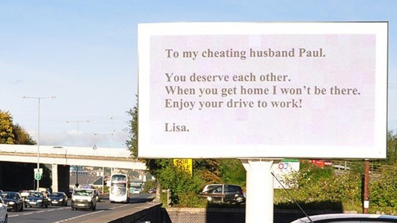 Mensagem de uma mulher traída para seu marido foi colocada em um painel eletrônico de uma estrada movimentada da cidade de Sheffield, na Inglaterra
