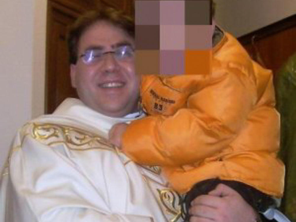 Padre italiano Roberto Elici preso por pedofilia na cidade de Palermo
