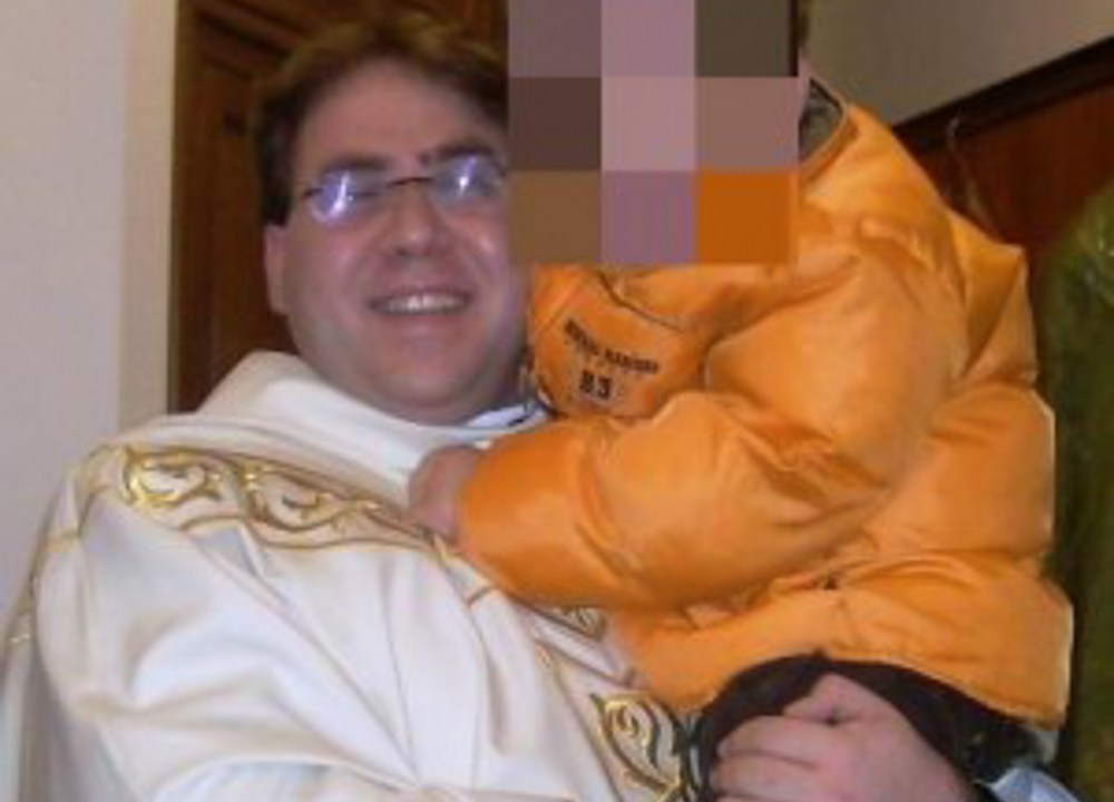 Padre italiano Roberto Elici preso por pedofilia na cidade de Palermo