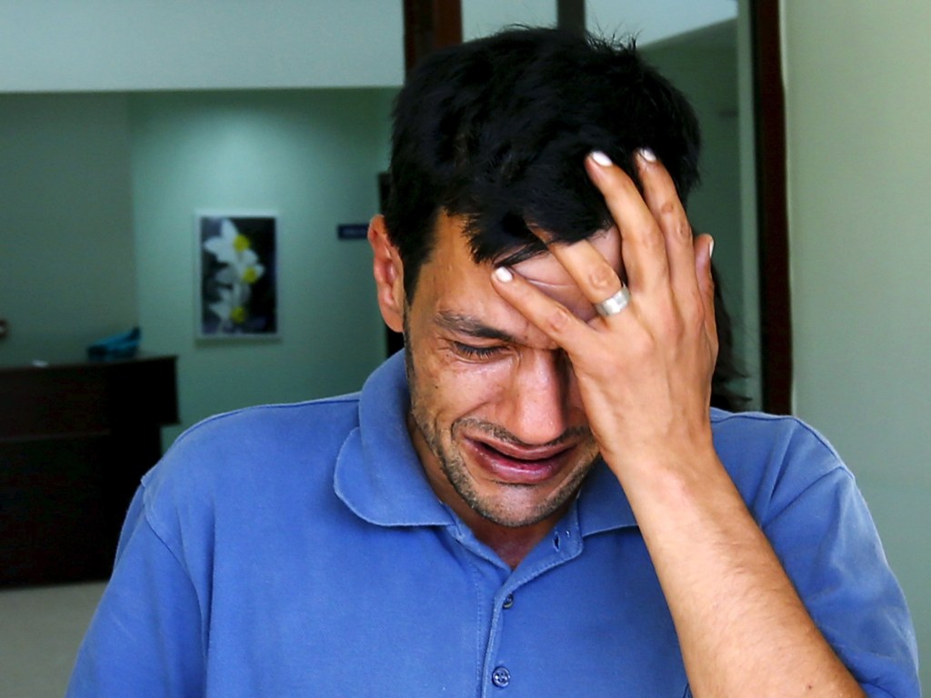 Abdullah Kurdi, pai do menino de três anos Aylan Kurdi, encontrado morto em uma praia na tentativa de chegar a ilha grega de Kos com um grupo de refugiados sírios, chora enquanto deixa o necrotério da cidade de Mugla, Turquia - 03/09/2015