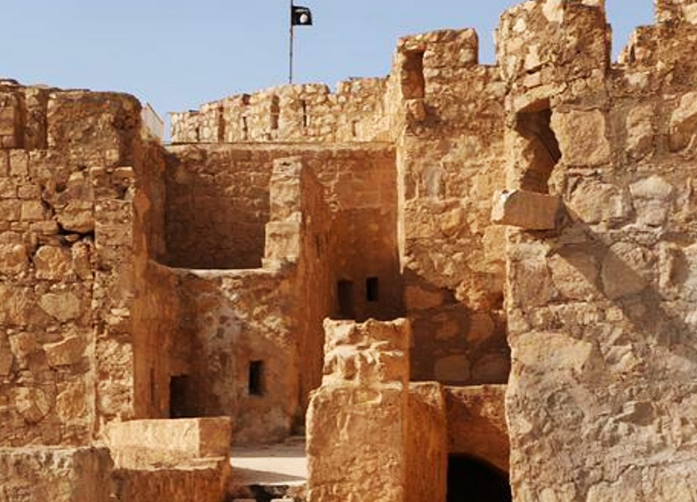 Estado Islâmico coloca bandeira sobre as ruínas da cidade histórica de Palmira, na Síria - 22/05/2015