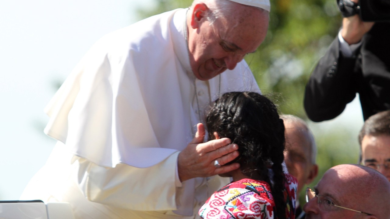 Papa Francisco abençoa uma menina chamada Sophie, depois dela ter ultrapassado a barreira de segurança e correr em direção ao pontífice durante a passagem do papamóvel em Washington, Estados Unidos - 23/09/2015