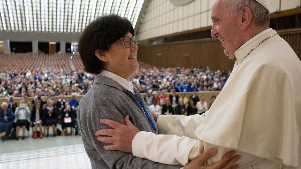 Papa Francisco saúda religiosa durante audiência no Vaticano