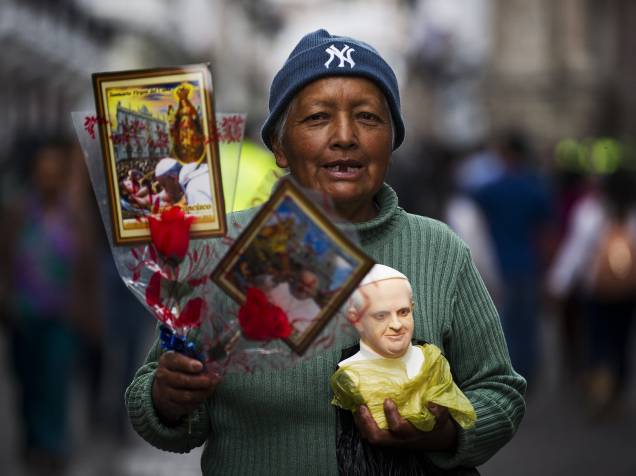 Mulher vende objetos com a imagem do Papa Francisco em Quito, Equador. O líder da Igreja Católica visita o país e ainda deve passar por Bolívia e Paraguai - 06/07/2015