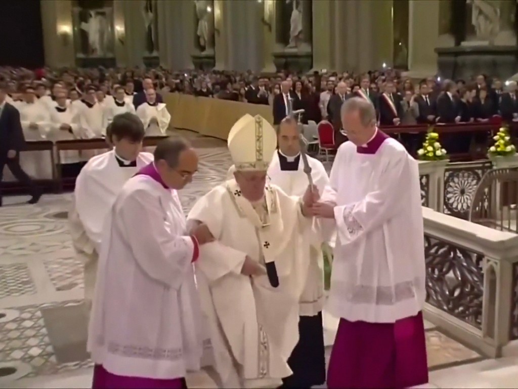 Papa Francisco sofre desequilíbrio enquanto sobe uma escada na basílica de São João de Latrão, em Roma