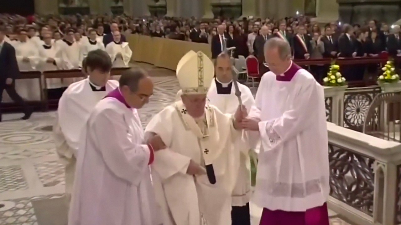 Papa Francisco sofre desequilíbrio enquanto sobe uma escada na basílica de São João de Latrão, em Roma